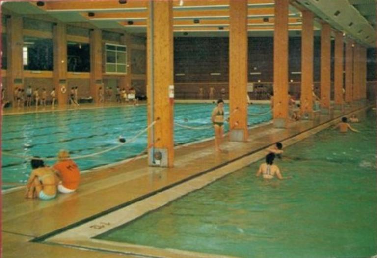 Intérieur de la piscine olympique de Béthune, carte postale, vers 1975 (coll. part.).