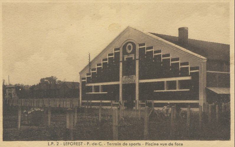 Vue de la façade d’entrée de la piscine municipale de Leforest, carte postale, vers 1940 (coll. part.).