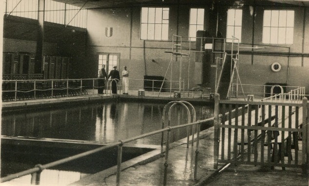 Vue intérieure de la piscine de Leforest, son plongeoir et ses deux bassins séparés, carte postale, vers 1940 (coll. part.).