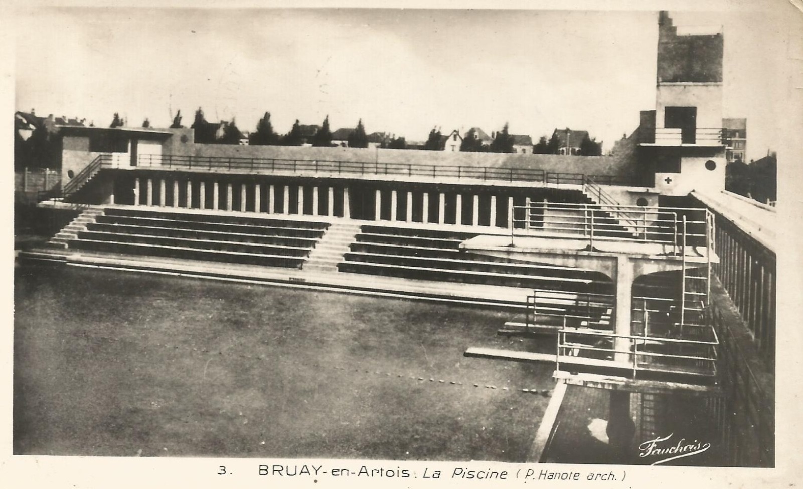 Vue du plongeoir, des gradins et des rangées de cabines autour du bassin de la piscine de Bruay-en-Artois (actuelle Bruay-la-Buissière), carte postale, vers 1935 (coll. part.).