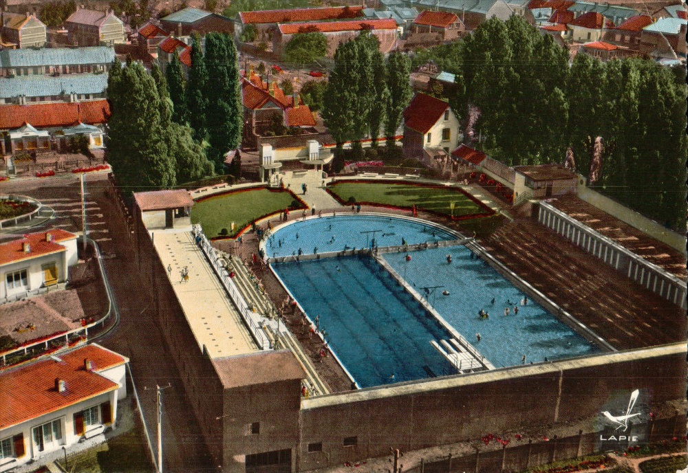 Vue aérienne de la piscine municipale de Bruay-en-Artois (actuelle Bruay-la-Buissière).
