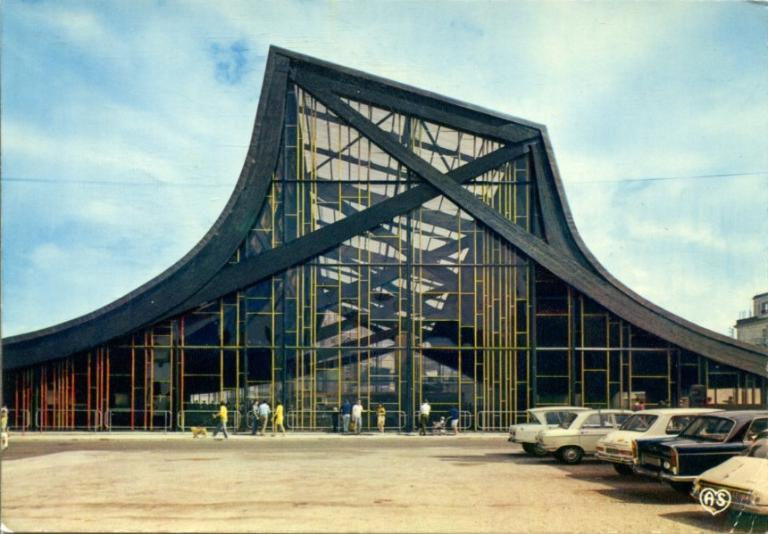 Vue de la façade vitrée et de la charpente en bois lamellé-collé de la piscine de Berck-Plage, carte postale, vers 1970 (coll. part.).