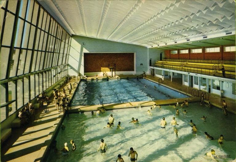 Vue générale de la halle de bassins de la piscine Emile-Ranson de Calais, carte postale, vers 1970 (coll. part.).
