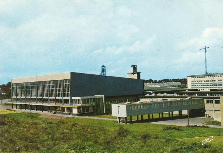 Vue générale de la piscine olympique de Lens, carte postale, vers 1970 (coll. part.).