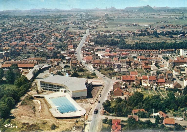 Vue aérienne du stade nautique municipal de Liévin juste après sa construction, carte postale, vers 1965 (coll. part.).