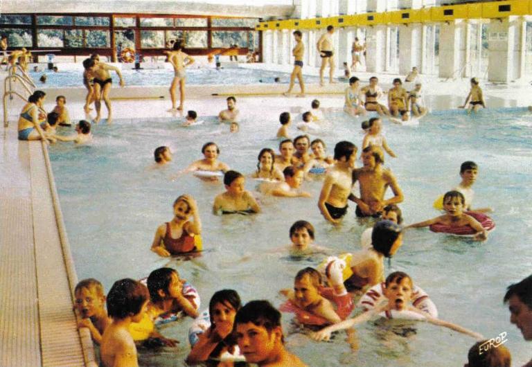 Vue intérieure de la piscine P.I.A.M. de Lumbres, carte postale, vers 1975 (coll. part.).