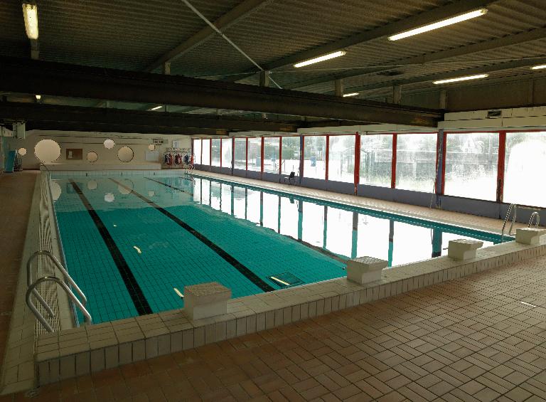 Vue générale du bassin, depuis le côté le plus profond. ; Doullens (Somme). La piscine Plein Soleil, modèle de Marc Revaux, ouverte en 1976.