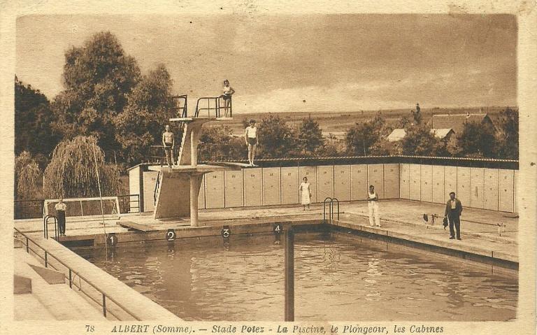 Plongeurs à la piscine des usines d’aviation Henri Potez à Albert, carte postale, vers 1930 (coll. part.).