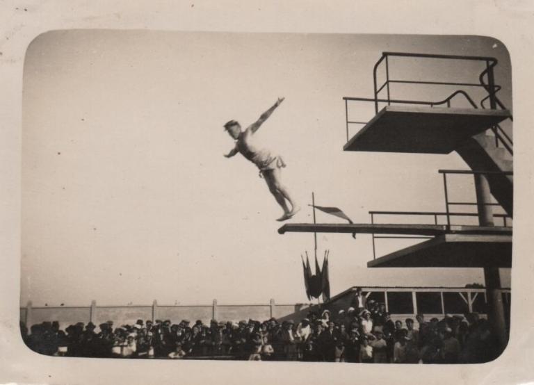 Compétition de plongeon de haut vol à Albert, photographie, vers 1930 (coll. part.).