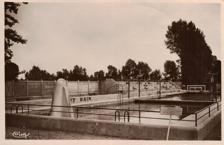 Vue générale de la piscine d’Albert. Dans le fond, on aperçoit le plongeoir et le but de water-polo. Carte postale, vers 1950 (coll. part.).