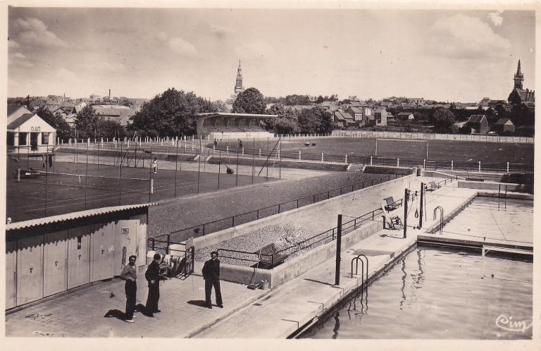 Vue générale des équipements sportifs aménagés à Albert par Henri Potez : stade avec tribunes, court de tennis, piscine. Carte postale, vers 1950 (coll. part.).