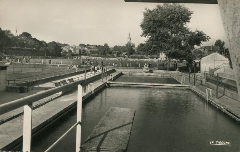 Vue de la piscine d’Albert depuis la plateforme du plongeoir, carte postale, vers 1950 (coll. part.).