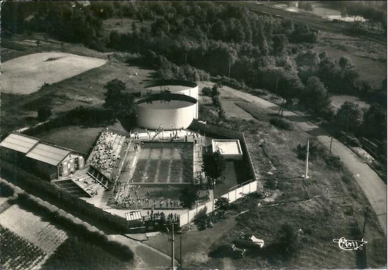 Vue aérienne de la piscine de la cité du Nord à Montdidier (Somme), carte postale, vers 1950 (coll. part.).