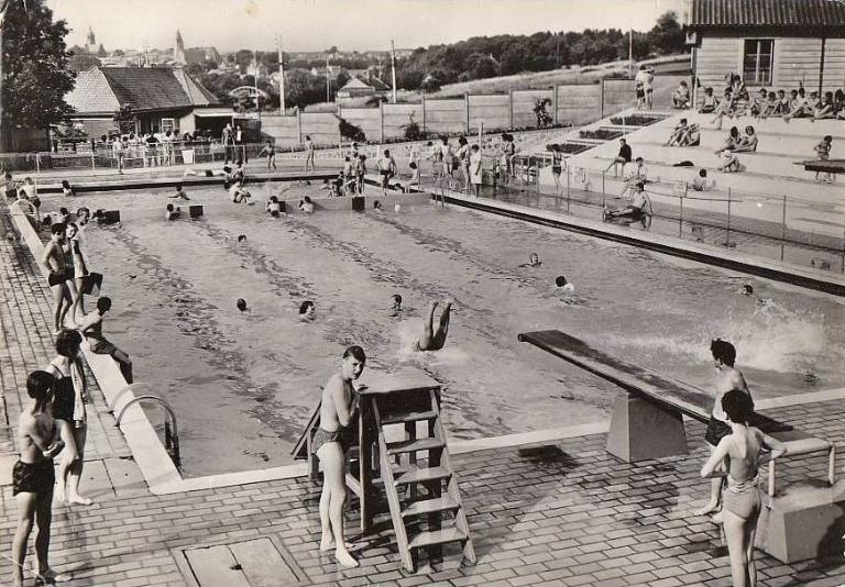 La piscine de la cité des cheminots de Montdidier, carte postale, vers 1950 (coll. part.).