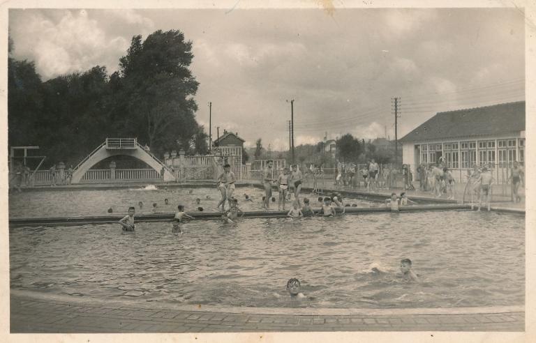 Enfants jouant à la piscine de la colonie de vacances de la S.N.C.F. à Montdidier (Somme), carte postale, 1950 (coll. part.).