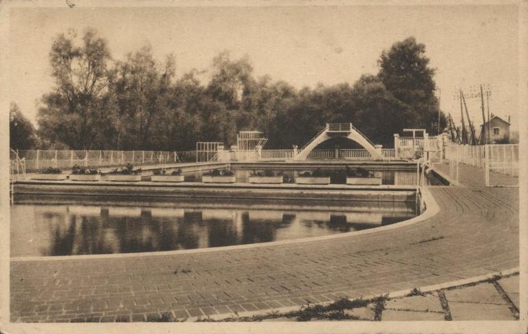 Vue générale de la piscine des auberges des "Trois Doms" à Montdidier, carte postale, vers 1930 (coll. part.).