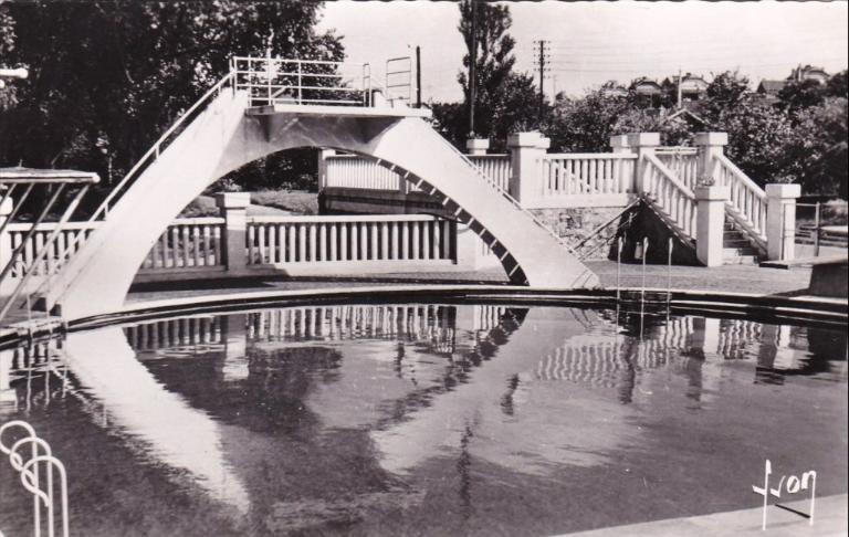 Vue du plongeoir de la piscine de la colonie de vacances de la S.N.C.F. "Les Trois Doms" à Montdidier, carte postale, vers 1950 (coll. part).