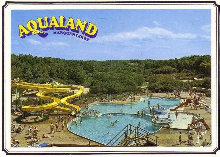 Vue générale du toboggan géant et des bassins extérieurs de l’Aqualand du Marquenterre à Fort-Mahon-Plage.
