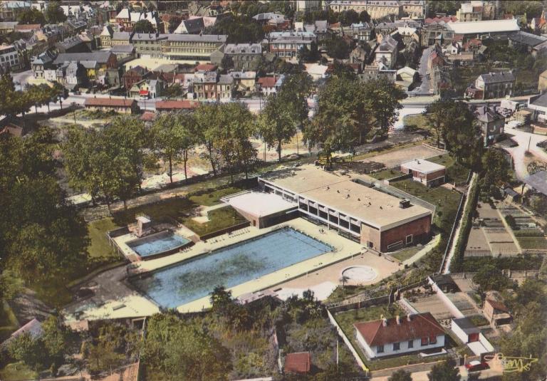 Vue aérienne du centre de natation d’Abbeville, carte postale, vers 1965 (coll. part.).