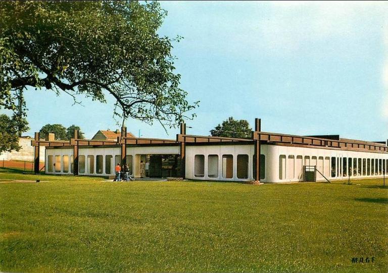 La piscine transformable "Rieuse" de Corbie (architecte : Michel Cornuéjols), carte postale, vers 1975 (coll. part.).