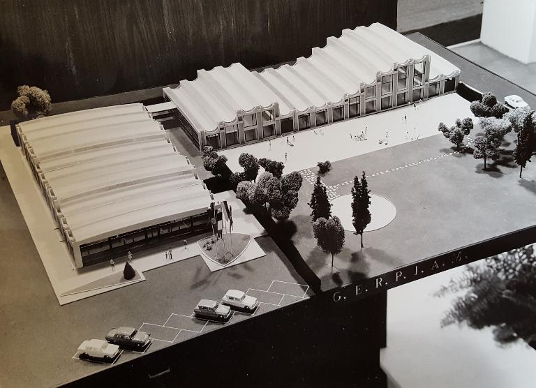 Maquette de la Piscine Industrialisée à Accroissement Multiple (projet-type agréé) des architectes Henri-Pierre Maillard et Paul Ducamp et de l’ingénieur Michel Bancon (groupement GERPIAM), photographie, 1966 (AN ; 19940528/1)..