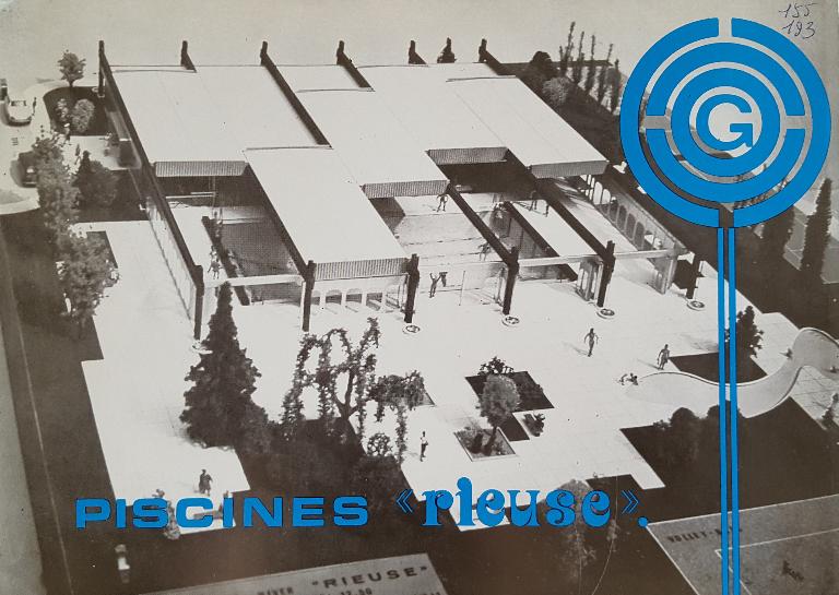 Photographie de la maquette du projet-type de la piscine "Rieuse, sur la couverture d’une brochure de présentation publiée par le groupement GERPIAM, vers 1973 (AN ; 19840036/145).