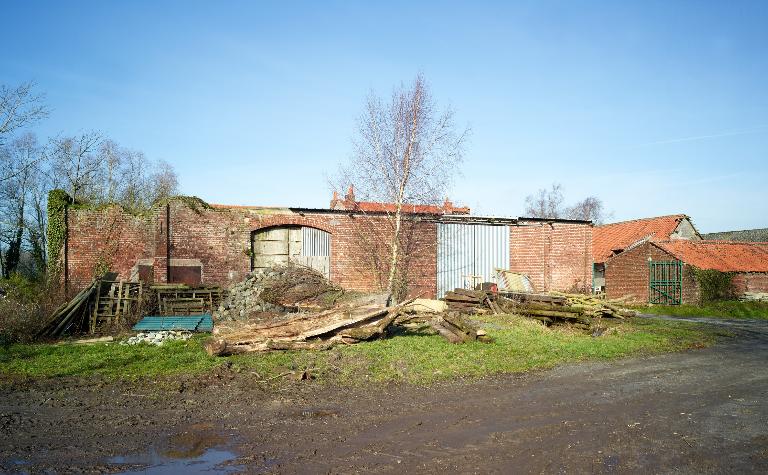 Elévation sud de la ferme. L'extrémité de la casemate apparait au niveau de la porte cochère.