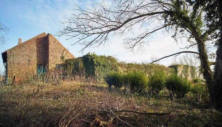 Vue générale de la ferme dont la casemate occupe toute l'aile ouest.