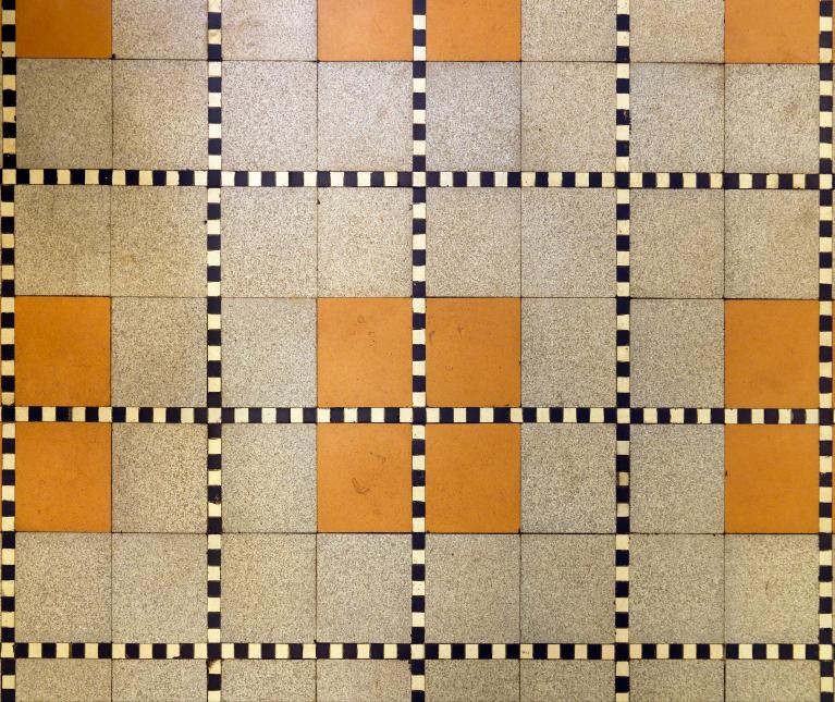 Détail du carrelage du préau.