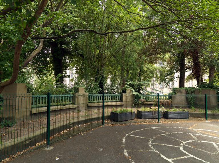 La clôture en exèdre fermant la cour de récréation.