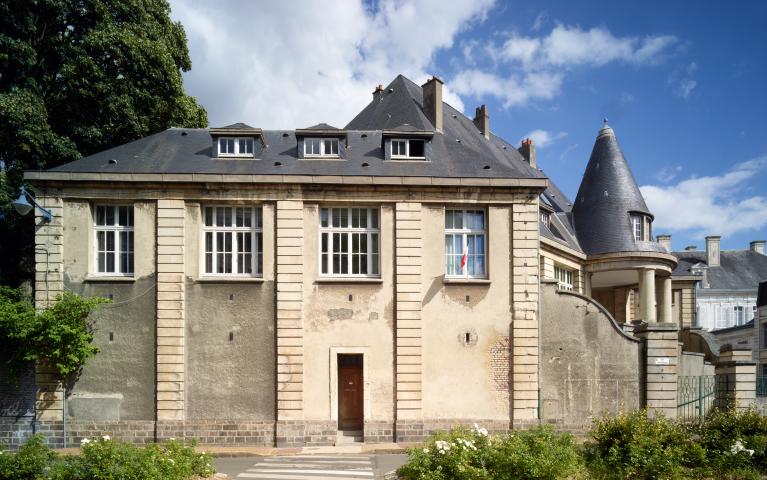 L'aile nord, sur la rue des Teinturiers.