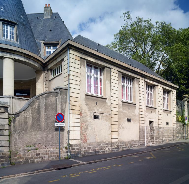 L'aile sud, sur la rue de la Madeleine.