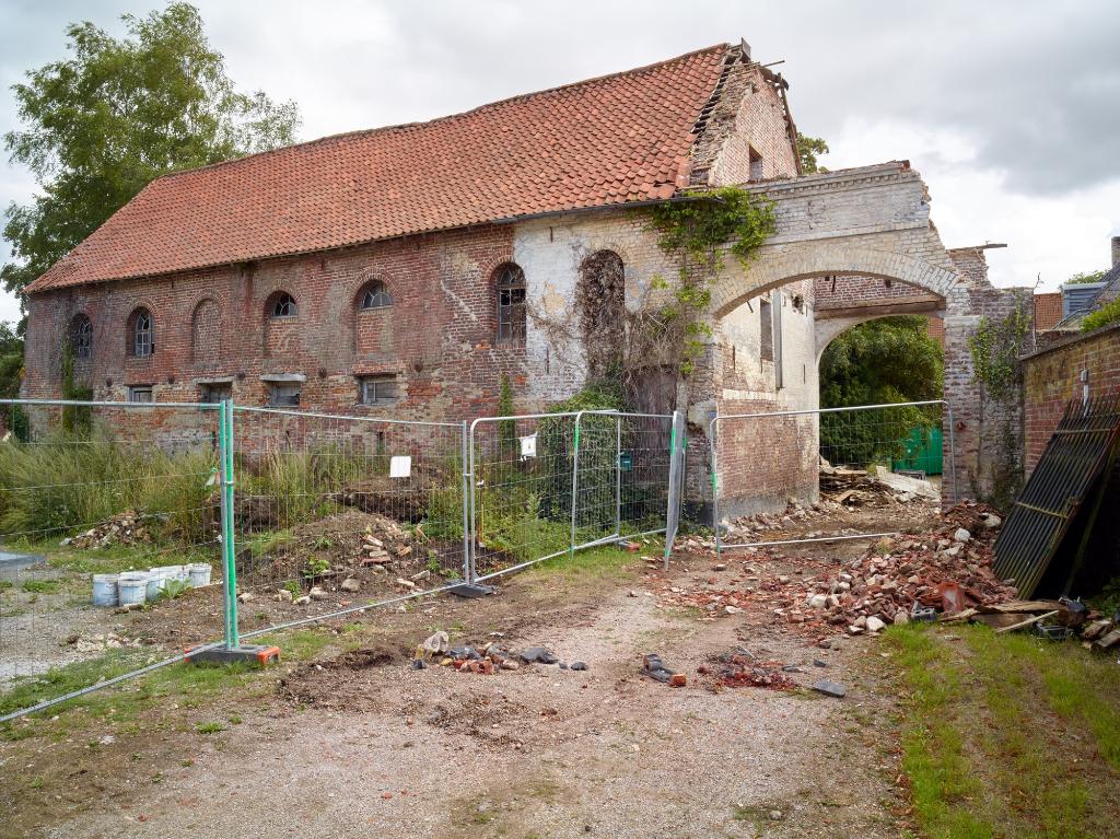 Ferme des Berceaux en 2018 : entrée depuis l'avenue Clémenceau en 1999 : atelier de fabrication de noir animal et porche.