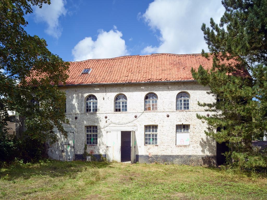 Ferme des berceaux en 2018 : partie nord de la ferme : remise-écurie vue depuis la cour.