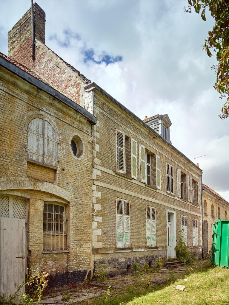 Ferme des Berceaux en 2018 : partie ouest de la ferme : détail de la façade du logis patronal depuis la cour.