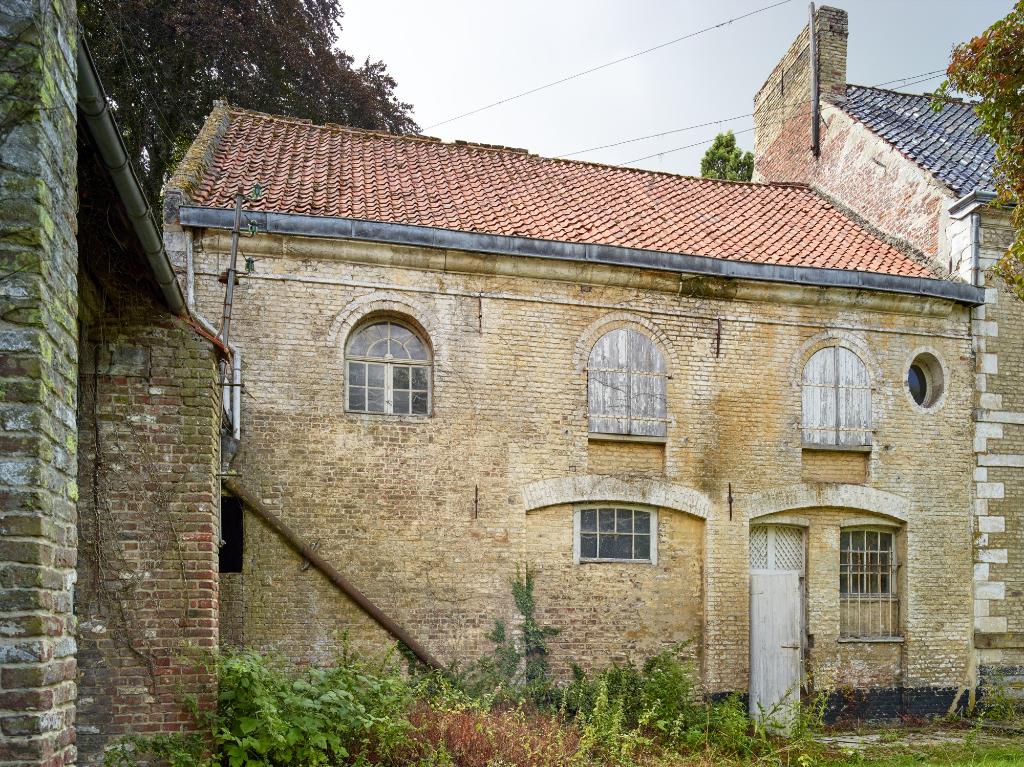 Ferme des Berceaux en 2018 : partie ouest de la ferme : détail de la façade de la remise depuis la cour.