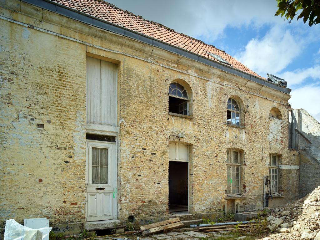 Ferme des Berceaux en 2018 : partie ouest de la ferme : détail de la façade la laiterie depuis la cour.