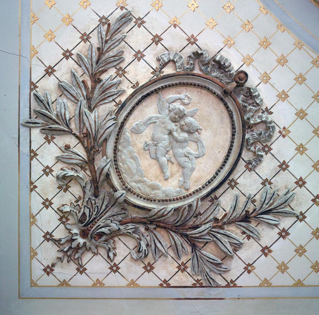 Logis patronal : salon : détail d'un médaillon d'angle du plafond.