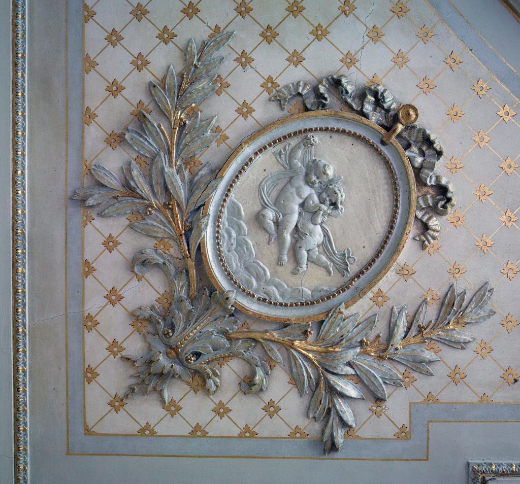 Logis patronal : salon : détail d'un médaillon d'angle du plafond.