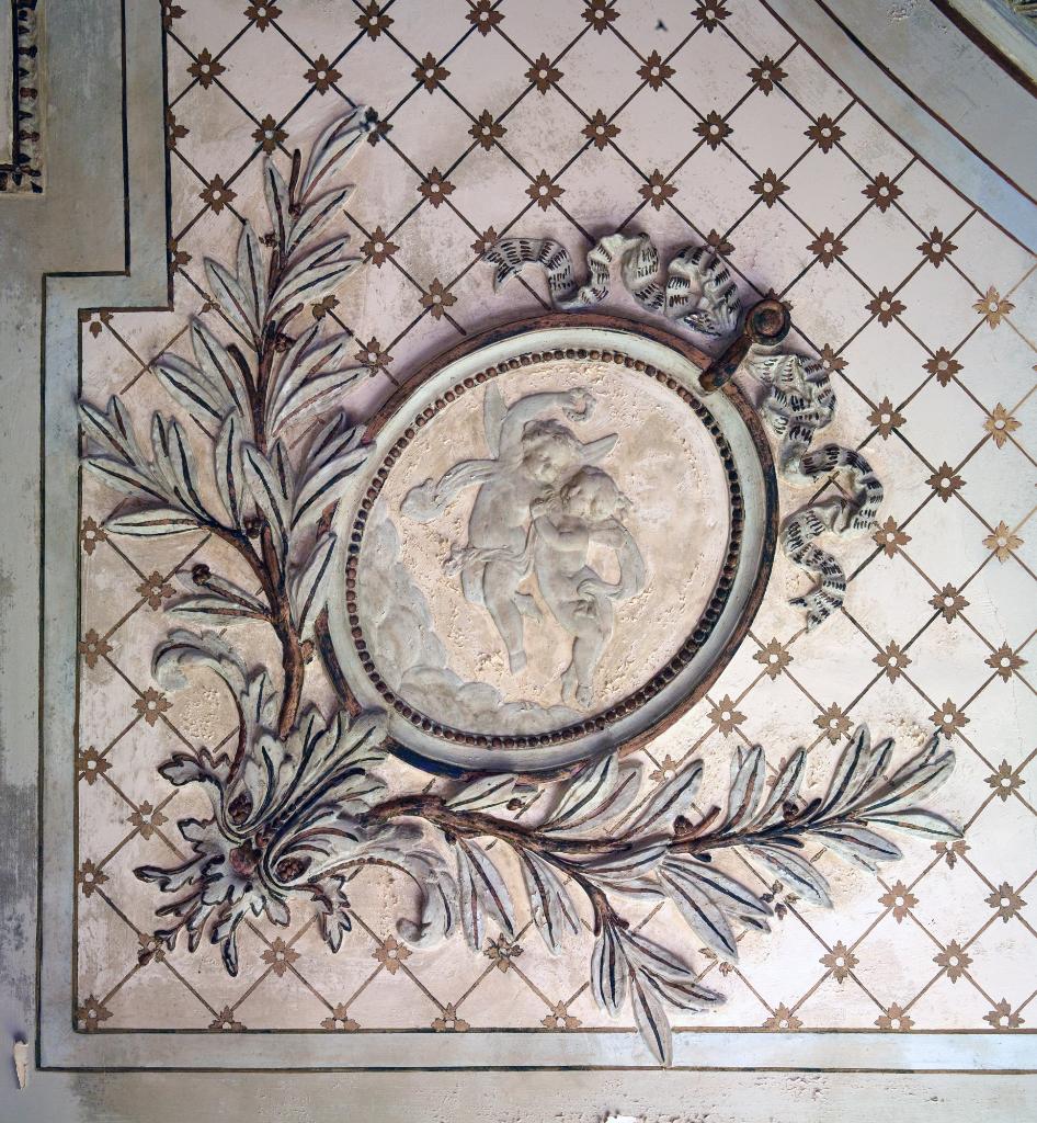 Logis patronal : salon : détail d'un médaillon d'angle du plafond.