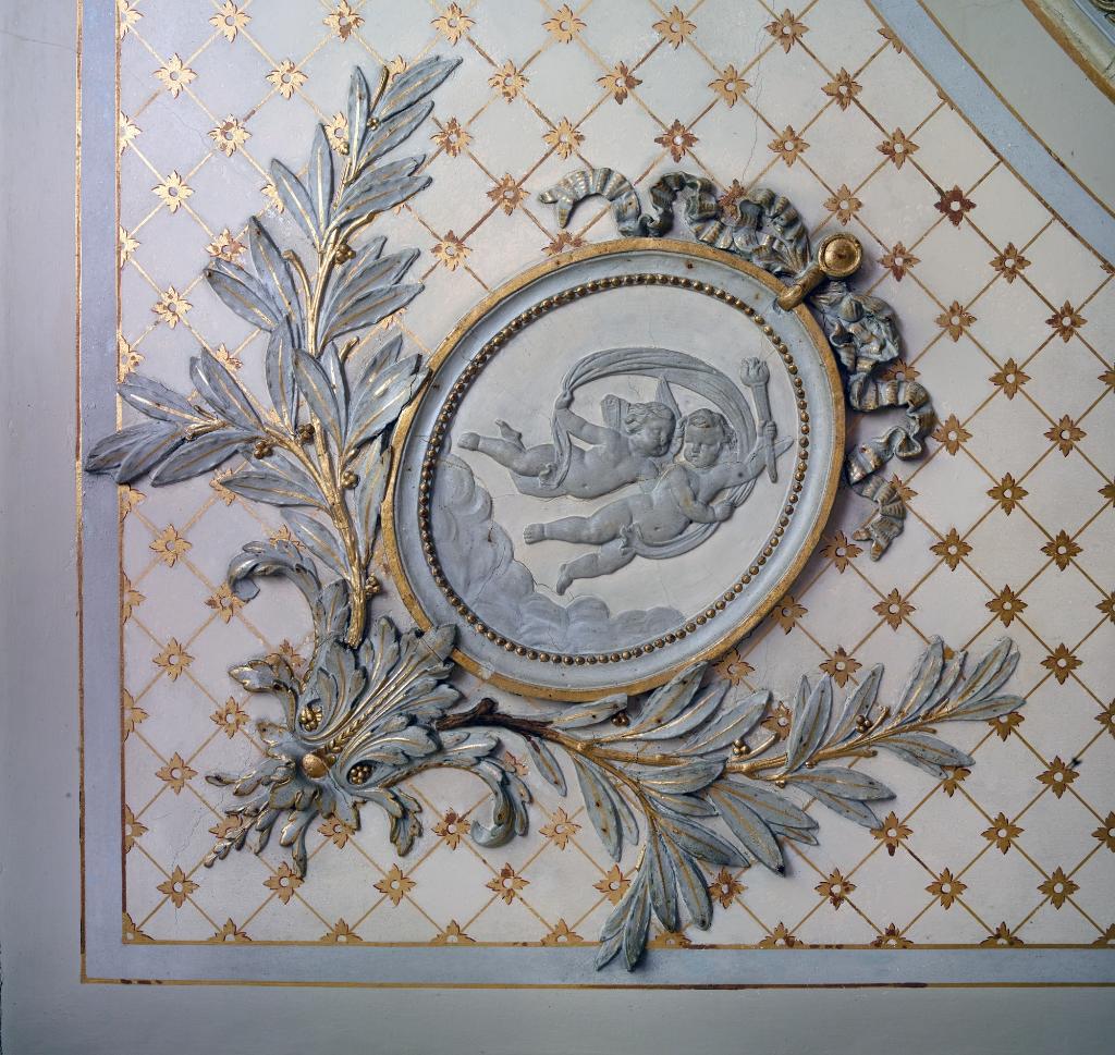 Logis patronal : salon : détail d'un médaillon d'angle du plafond.