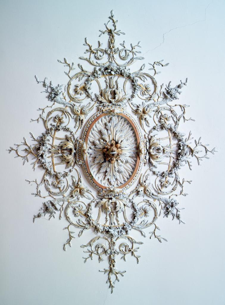 Logis patronal : salon : détail de la rosace centrale du plafond.