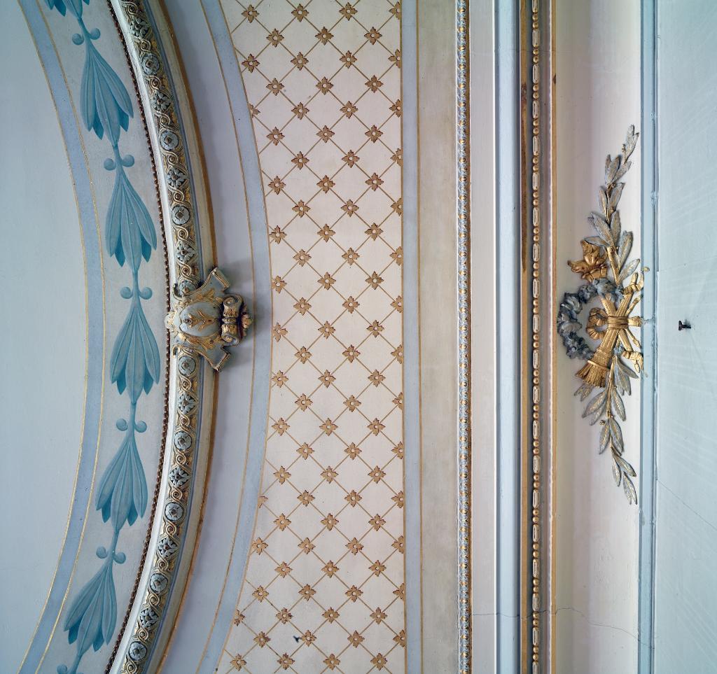 Logis patronal : salon : détail d'une moulure et du décor peint du plafond.