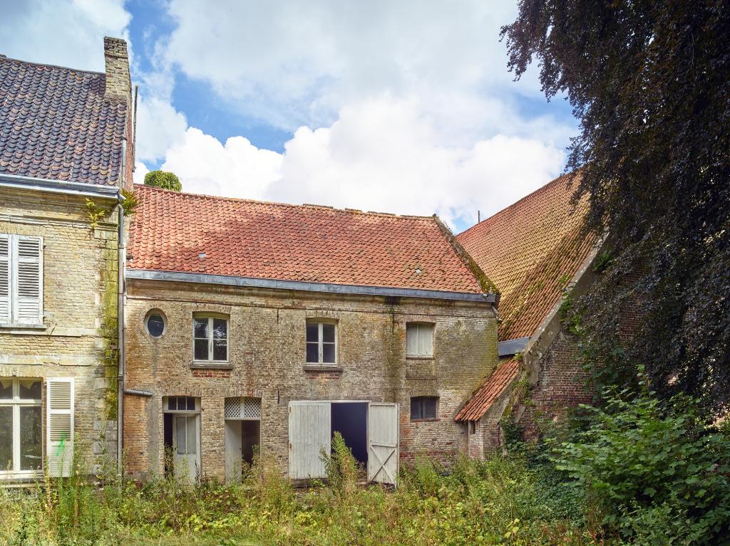 Ferme des Berceaux en 2018 : partie ouest de la ferme : détail de la façade de la remise depuis le jardin.