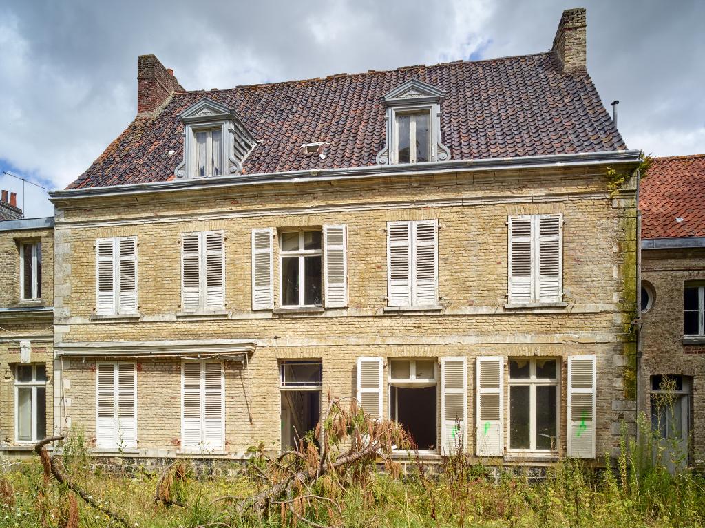 Ferme des Berceaux en 2018 : partie ouest de la ferme : détail de la façade du logis patronal depuis le jardin.