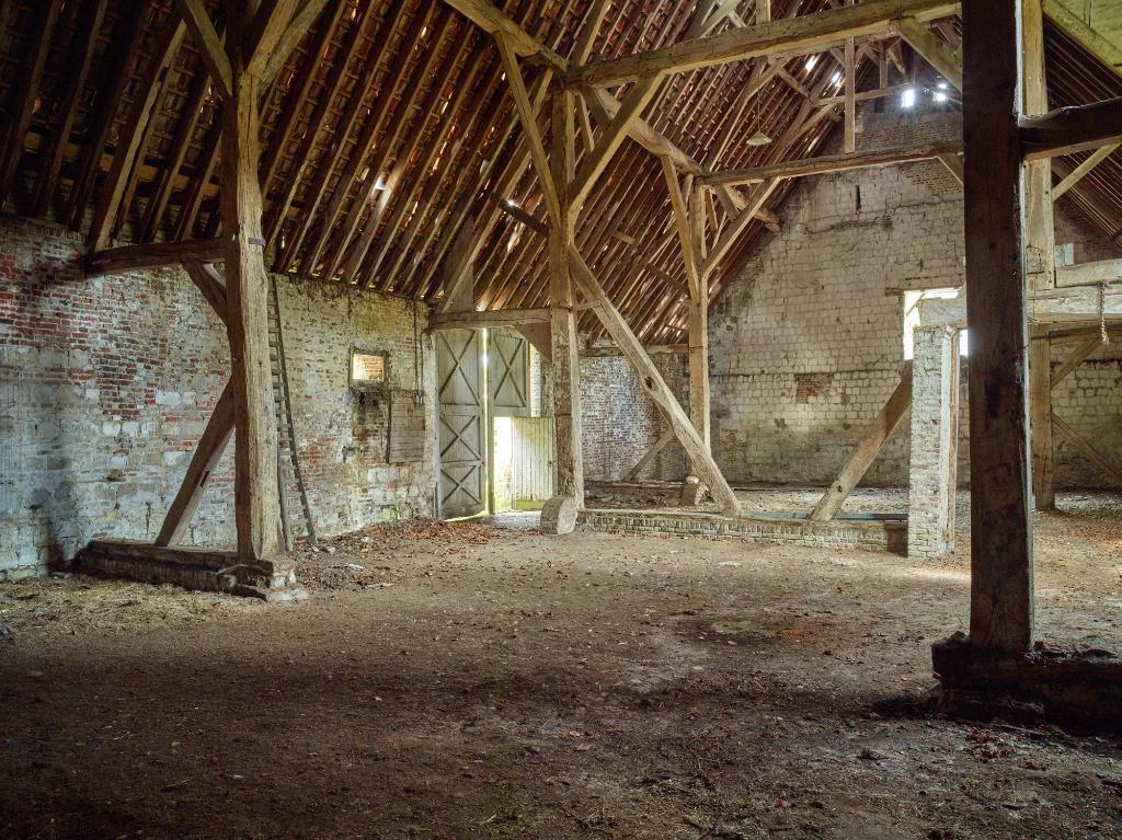 Fermes des Berceaux : grange monastique : détail du système d'entretoises qui a permis la datation.