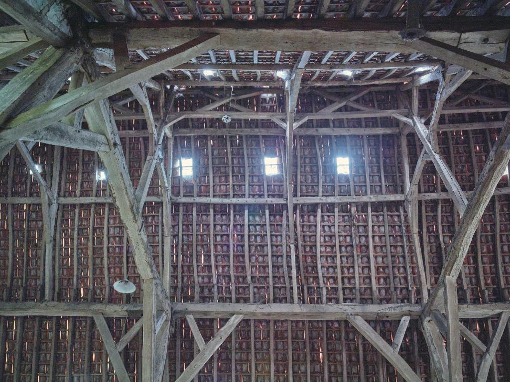 Fermes des Berceaux : grange monastique : détail du contreventement et des fermes.