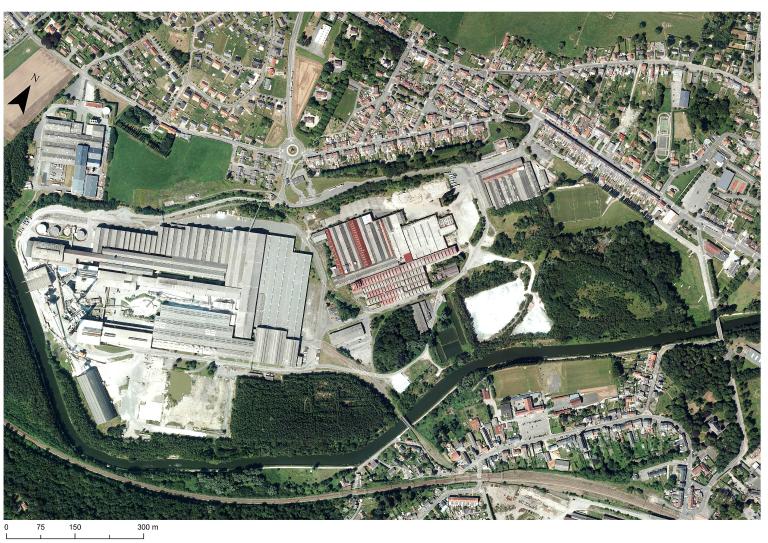 La glacerie de Boussois. Photographie aérienne, 2015. L'usine s'est développée sur l'ancien crassier (commune d'Assevent). La partie historique, encore visible à l'est, a depuis en grande partie disparu (Source IGN. Photothèque nationale. 2015).