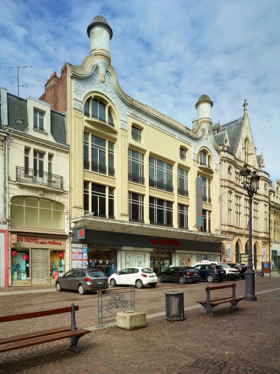 Façade principale donnant sur la rue de la Sellerie.