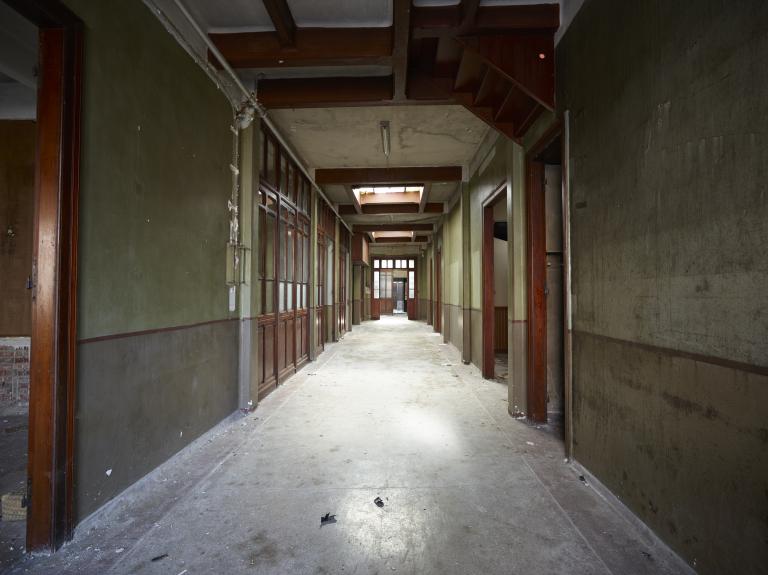 Bureaux. Couloir longitudinal vers l'ouest.